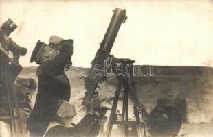 Fliegerabwehr / SMS Panther, a K. u. K. haditengerészet torpedócirkálója, matrózok légvédelmi gépfegyverrel / K.u.K. Kriegsmarine / WWI Austro-Hungarian Navy torpedo cruiser's mariners with anti-aircraft machine gun. photo (EK)