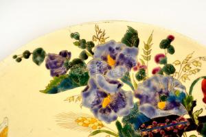 Schütz Cilli falitál, virág díszítéssel, kézzel festett mázas fajansz, szélén egy apró lepattanáassa...