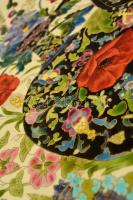 Schütz Cilli falitál, virág díszítéssel, kézzel festett mázas fajansz, szélén egy apró lepattanáassa...