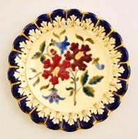 Antik kézzel festett fajansz tányér, kis lepattanással, jelzett (Q), d: 20 cm