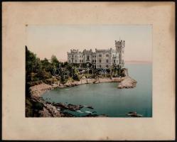 cca 1900 Trieszt, Miramar-kastély, színes nyomat, kartonra kasírozva, 16,5x22,5 cm