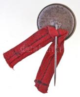 1919. "Május 1. 1919" festett kitűző, vörös szalaggal a Tanácsköztársaság időszakából (20m...