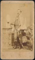 cca 1880 Vármegyei hajdú, keményhátú fotó Borsos József pesti műterméből, 10,5×6 cm