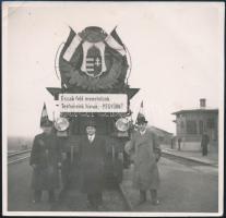 1938 Észak felé menetelünk, / Testvéreink hívnak, megyünk! feliratú, feldíszített mozdony fotója, 12,5×13 cm