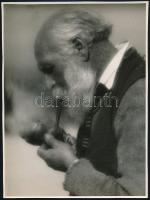 Vadas Ernő (1899-1962): Pipázó férfi, fotó, hátuéján pecséttel jelzett, 23,5×17,5 cm