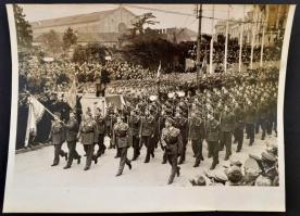 cca 1930 Padova, magyar leventék felvonulása Mussolini előtt, fotó, hátulján feliratozva, 21,5×28,5 cm