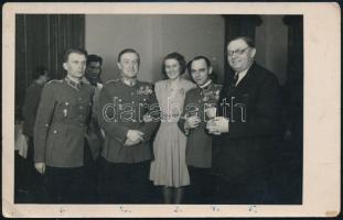 1944 Zenta harckocsi zászlóalj összejövetele: Lányi Tamás főhadnagy, Légrády alezredes, Miklós Jószef százados 9x14 cm