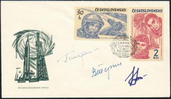 Jurij Alekszejevics Gagarin (1934-1968), Valentyina Tyereskova (1937- ) és Valerij Bikovszkij (1934- ) szovjet űrhajósok aláírásai emlékborítékon /  Signatures of Yuriy Alekseyevich Gagarin (1934-1968), Valentina Tereshkova (1937- ) and Valeriy Bikovskiy (1934- ) Soviet astronauts on envelope