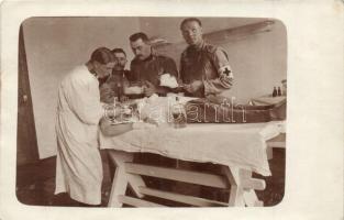 Osztrák-magyar katonai kórház, sérült katona ellátása a műtő asztalon / WWI K.u.K. military hospital, treating an injured soldier on the operating table. photo