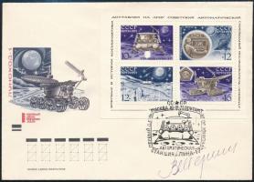 Valentyina Tyereskova (1937- ) szovjet űrhajós aláírása emlék levelezőlapon /  Signature of Valentina Tereshkova (1937- ) Soviet astronaut on postcard