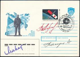 Toyohiro Akiyama (1942- ) japán, Viktor Afanaszjev (1948- ) és Musza Manarov (1951- ) szovjet űrhajósok aláírásai emlékborítékon /  Signatures of Toyohiro Akiyama (1942- ) Japanese, Viktor Afanasyev (1948- ) and Musa Manarov (1951- ) Soviet astronauts on envelope