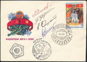 Pham Tuân (1947- ) vietnámi, Viktor Gorbatko (1934- ), Leonyid Popov (1945- ) és Valerij Rjumin (1939- ) szovjet űrhajósok aláírásai emlékborítékon /  Signatures of Pham Tuân (1947- ) Vietnamese, Viktor Gorbatko (1934- ), Leonid Popov (1945- ) and Valeriy Ryumin (1939- ) Soviet astronauts on envelope