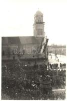 1940 Nagyszalonta, Salonta; Országzászló avatás. A lobogó zászló  a templom előtt / Hungarian Flag inauguration. Flying flag with church. photo