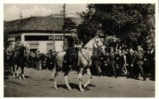 1940 Nagyvárad, Oradea; bevonulás, Horthy Miklós fehér lovon, Popper üzlete / entry of the Hungarian troops, Horthy on white horse, shop. So. Stpl