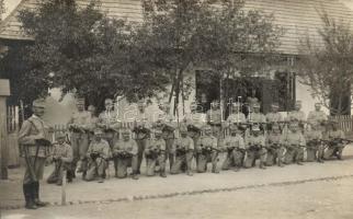 1915 Magyarbodza, Vama Buzaului; Magyar honvédosztag egy üzlet előtt / Hungarian soldiers in front of a shop.  group photo