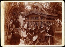 cca 1890-1900 Vidéki életkép egy kerti pavilon előtt, keményhátú fotó, 13x18 cm