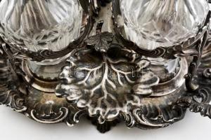 cca 1850 ezüst (Ag.) augsburgi olaj-ecet tartó, eredeti köszörült üveg palackokkal, aprólékos ötvös ...