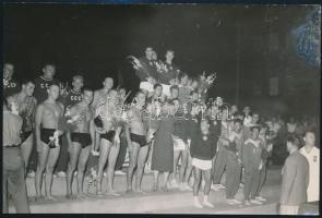 A magyar vízilabda csapat többek között a melbourne-i olimpián, 4 db fotó, 13x18 és 18x24 cm