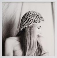 Pócsik Anita (?- ): Modellt állás, 2 db jelzett fotó, paszpartuban, 13,5×12,5 cm