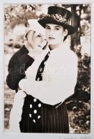Pócsik Anita (?- ): Két nő, jelzett fotó, paszpartuban, 18,5×12 cm