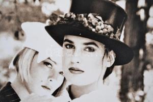 Pócsik Anita (?- ): Két nő, jelzett fotó, paszpartuban, 18,5×12 cm