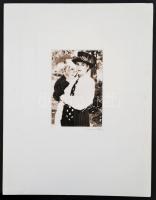 Pócsik Anita (?- ): Két nő, jelzett fotó, paszpartuban, 18,5×12 cm