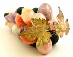 Csiszolt ásványokból álló szölőfürt fém levelekkel, h:18 cm, kb 30 db kővel