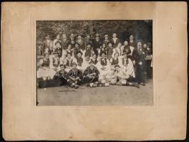 1926 Gyulai életkép, népviseletbe, jelmezbe öltözött emberek és focisták csoportképe, Feldmann Sándor hidegpecséttel jelzett fotója, kartonra kasírozva, 14,5x20 cm