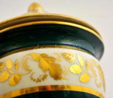 Jelzett (pajzs) fedeles váza, áttört tető résszel, aranyozott Szfinx lábakkal, apró hajszál repedéss...