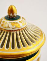 Jelzett (pajzs) fedeles váza, áttört tető résszel, aranyozott Szfinx lábakkal, apró hajszál repedéss...