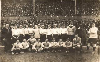 1908 Az angol labdarúgó válogatott Budapesten, csoportkép. Schäffer Ármin fényképezte / England national football team in Budapest, group photo (fa)