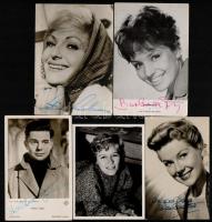 Külföldi színészek aláírt fotói, képeslapjai, 5 db, Walter Giller, Sabina Sesselmann, Barbara Frey, Susan Beaumont, Virginia McKenna, 15x10 cm és 9x12 cm közötti méretben.