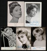 Külföldi színészek aláírt fotói, képeslapjai, 5 db, Erica Beer, Sabina Sesselmann, Ingeborg Schöner, Marianne Hold, Nadja Tiller, 15x10 cm és 9x13 cm közötti méretben.
