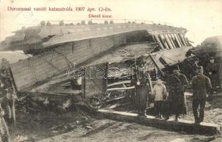 1907 Április 12.; Kiskundorozsma, Dorozsma, vasúti katasztrófa a szétzúzott étkező kocsikkal. Grünwald Herman kiadása / Hungarian railway disaster with the destroyed dining cars