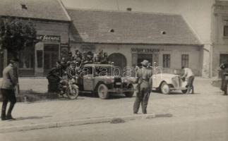 1940 Vác, Légoltalmi gyakorlat az utcán automobilokkal. Háttérben Nyáry László üzlete / Hungarian air raid practice on the street of Vác. photo