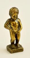 Manneken Pis szobrocska, Bruxelles felirattal, rezezett fém, m: 6 cm