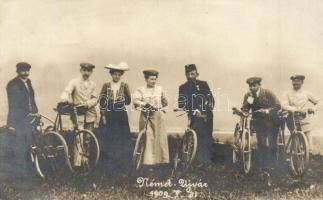 1909 Németújvár, Güssing; kerékpáros hölgyek és urak csoportképe / gentlemen and women with bicycles. Steindl Károly photo