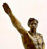 Carlos jelzéssel: Ave Cézár. Bronz, márvány talapzaton, mozog a rögzítésnél, m: 48 cm