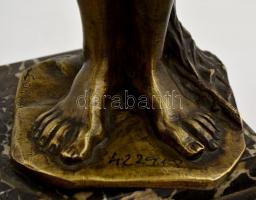 Carlos jelzéssel: Ave Cézár. Bronz, márvány talapzaton, mozog a rögzítésnél, m: 48 cm