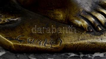 Carlos jelzéssel: Ave Cézár. Bronz, márvány talapzaton, mozog a rögzítésnél, m: 48 cm