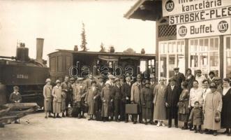 Tátra, Csorbató, Strbské Pleso; Ozubena draha / Fogaskerekű vasútállomás vonattal, büfé épület a megállóban /  funicular railway station with buffet and train. group photo by Hegedűs