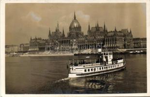 Budapest V. Parlament, gőzhajó