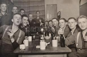 cca 1939-1944 167 db német katonafotó a frontról és a szolgálatból bőr albumban. / 1939-45 German so...