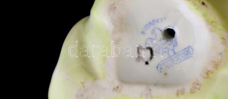 Aquincumi porcelán öltözködő kislány, kézzel festett, jelzett, hibátlan, 10x11 cm