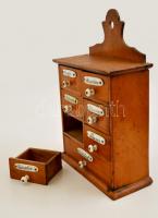 Porcelán rátétes fa konyhai fűszertartó szekrényke, 26×18×7,5 cm