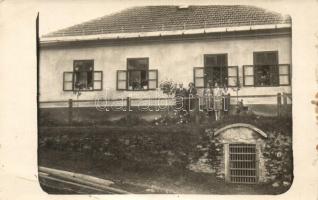 1927 Szomolnok, Schmölnitz, Smolnik; családi fotó boros pincével, villa előtt / family photo in front of the villa with wine cellar (fl)