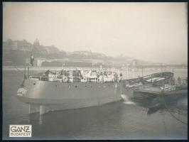 1934 A Budapest tengerjáró hajó vízre bocsájtás után. Budapest, Ganz gyár. Eredeti fotó 17x13 cm + 1934 Budapest és Hungária hajók bronz emlékérem / Hungarian sea-ship + commemorative bronze medal