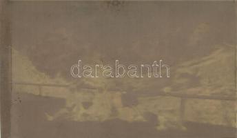 ~1900 Tátrafüred, Stary Smokovec; szánkózó társaság télen. A képeslap eredeti Divald fotopolimer kli...