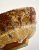 Gorka Lívia (1925-2011): Tálka (mézeskalács sorozat), festett, csurgatott mázas agyag, jelzett, hibá...