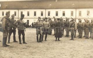 1916 Nagyszeben, Hermannstadt, Sibiu; katonák és tisztek a laktanyában / soldiers and military officers in the barracks. photo